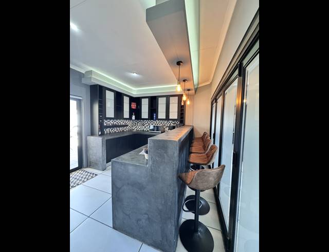 450M² BUSINESS FOR SALE IN DIE HEUWEL EXT 4